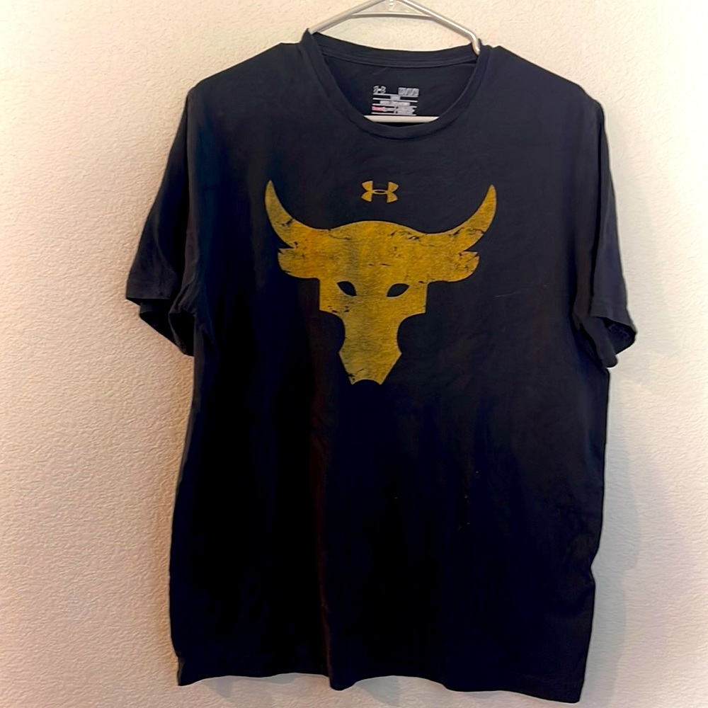Under Armour Men’s Project Rock Shirt Size Medium Black Gold Short Sleeve